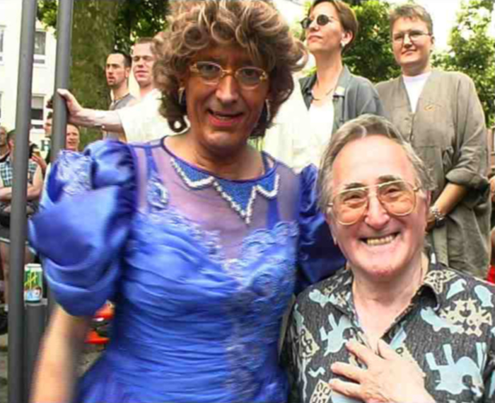 Gad Beck auf dem CSD in Köln, er steht neben einer Drag Queen in blauem Kleid