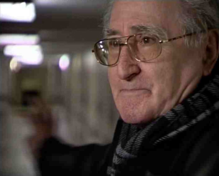 Porträtfoto von Gad Beck. Er trägt einen blaukarierten Schal.